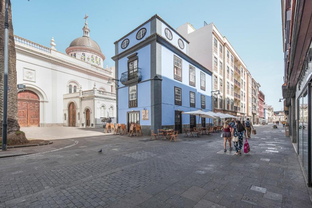 - un bâtiment bleu et blanc dans une rue de la ville dans l'établissement La Vicaría, à La Laguna