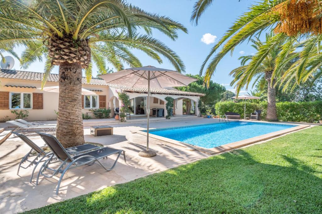 Villa con palmeras y piscina en Polita des carritxo en Es Carritxo