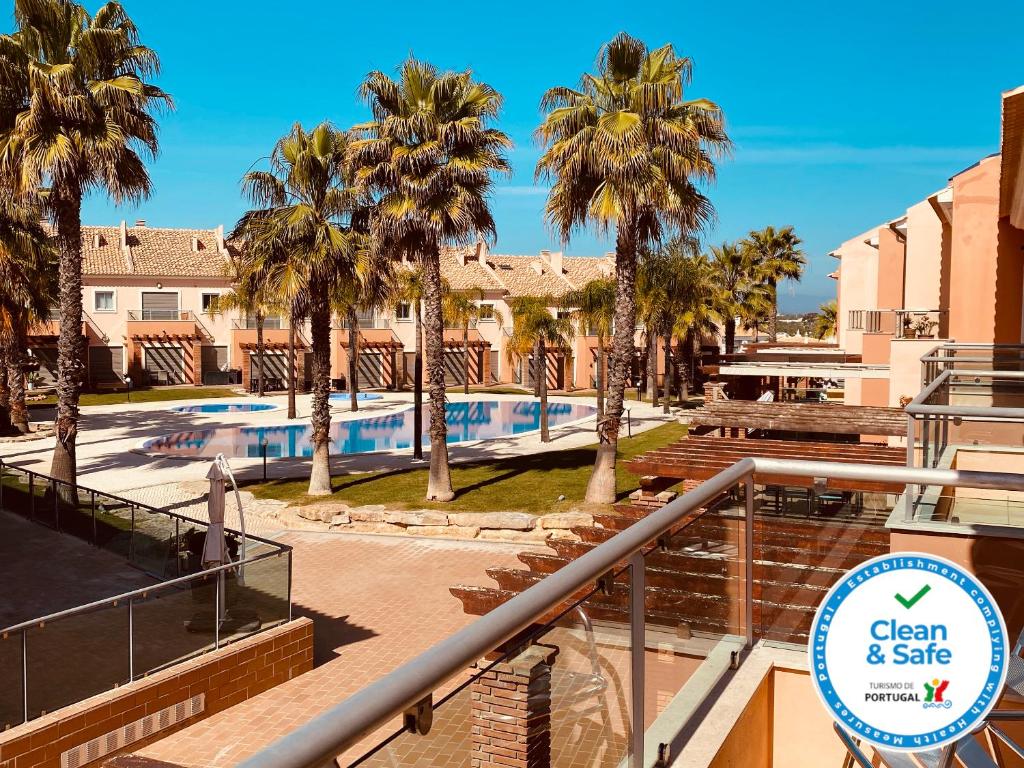 een resort met een zwembad en palmbomen bij Santa Maria N by Check-in Portugal in Albufeira