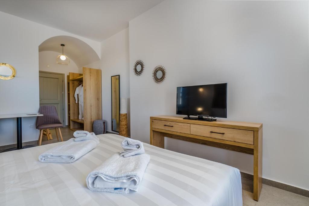 Symphony Suites Santorini - 17