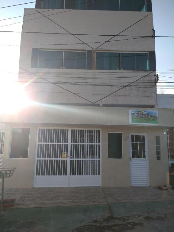 een huis met een witte deur en een gebouw bij Pousada Monte Serrat in Bonito