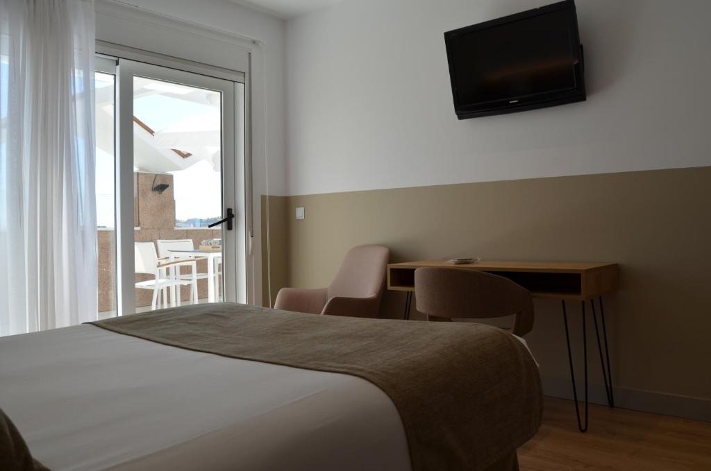 A bed or beds in a room at Hotel Airiños 3*