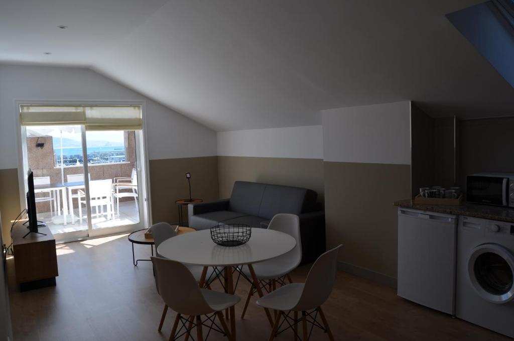 A kitchen or kitchenette at Hotel Airiños 3*