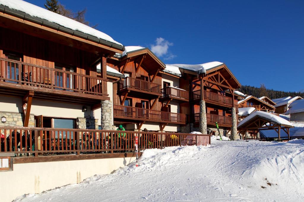 un lodge de ski avec de la neige au sol dans l'établissement Hotel La Foret, à Peisey-Nancroix