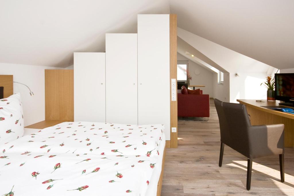 Postel nebo postele na pokoji v ubytování Birkhofer See genießen - Aparthotel am Bodensee
