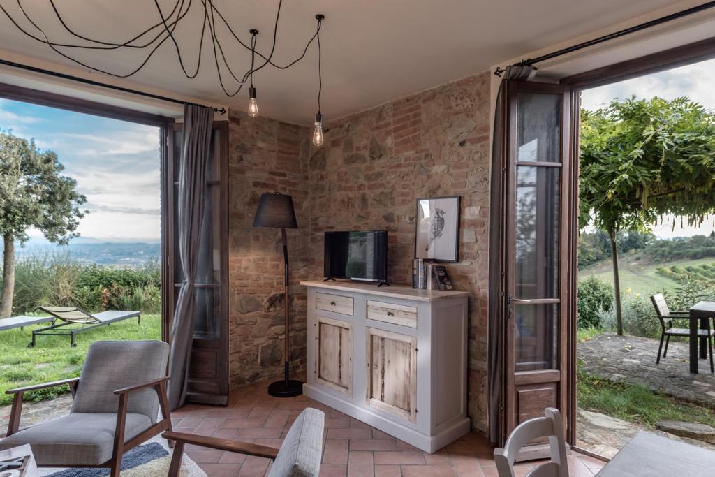 Televízia a/alebo spoločenská miestnosť v ubytovaní Agriturismo Rigone in Chianti