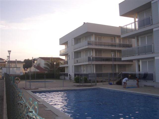 einem Pool vor einem Apartmentgebäude in der Unterkunft Apartamento con Vitas al Mar in Miami Platja