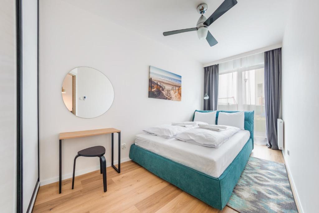 Posteľ alebo postele v izbe v ubytovaní Apartamenty Sun & Snow Residence II Jastrzębia Góra - plac zabaw, blisko plaży, wysoki standard