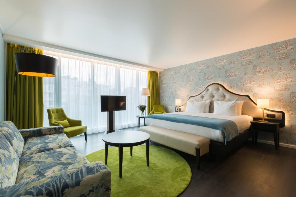 une chambre d'hôtel avec un lit et un canapé dans l'établissement Thon Hotel Bristol Stephanie, à Bruxelles