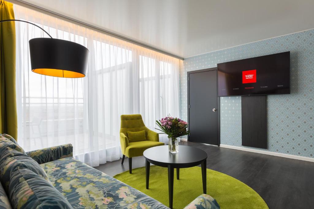 TV a/nebo společenská místnost v ubytování Thon Hotel Bristol Stephanie