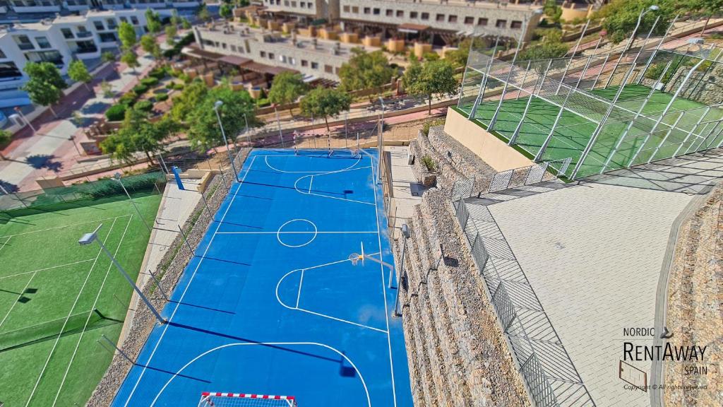 Tenis alebo squash v ubytovaní Infinity View Penthouses by NRAS alebo jeho okolí