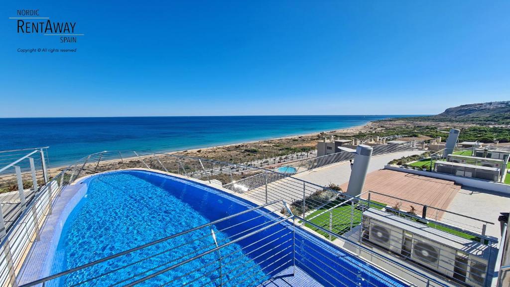 Bazén v ubytovaní Infinity View Penthouses by NRAS alebo v jeho blízkosti