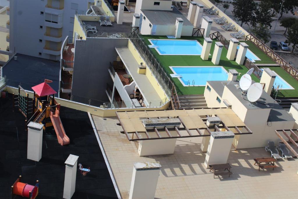 een bovenaanzicht van een gebouw met een zwembad bij 4D Terrace A - Casas & Papeis in Armação de Pêra