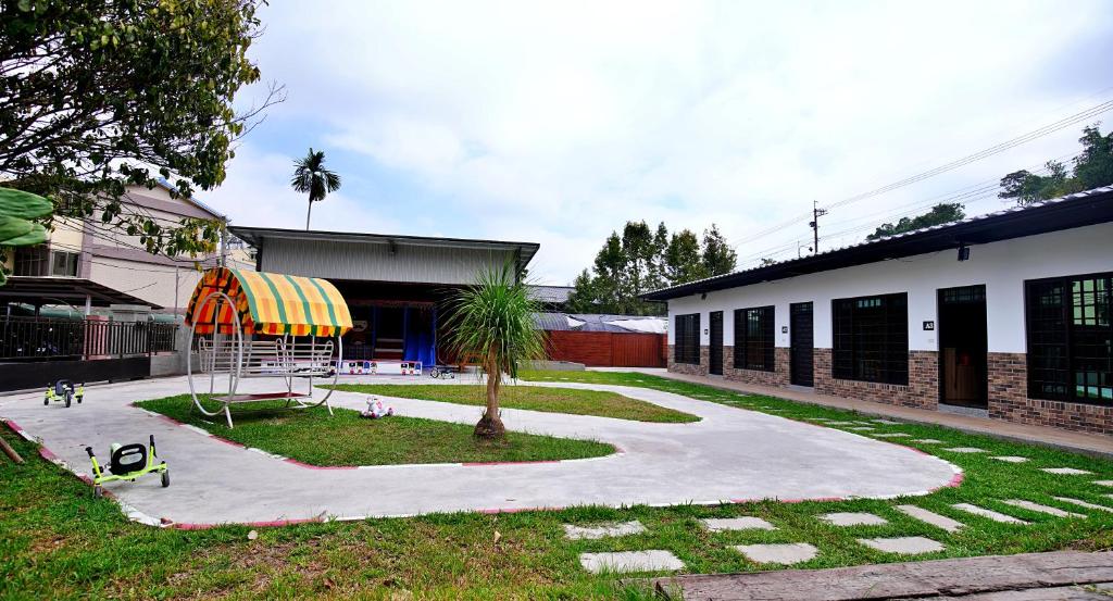 un parque infantil frente a un edificio con tobogán en Taomi 5211 B&B, en Puli
