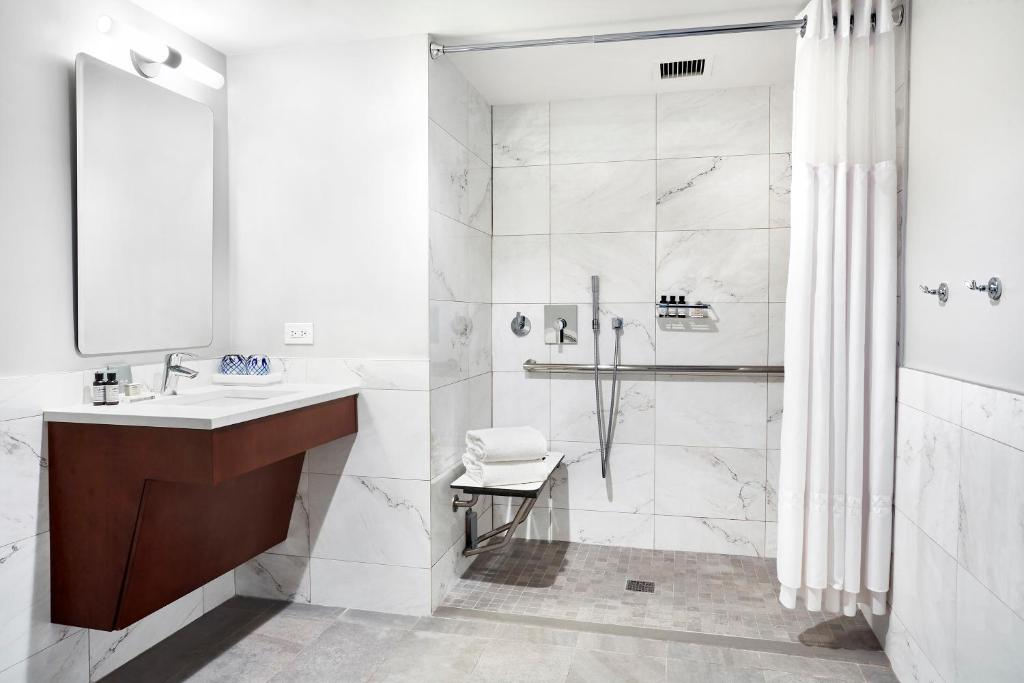 Koupelna v ubytování Fairmont El San Juan Hotel