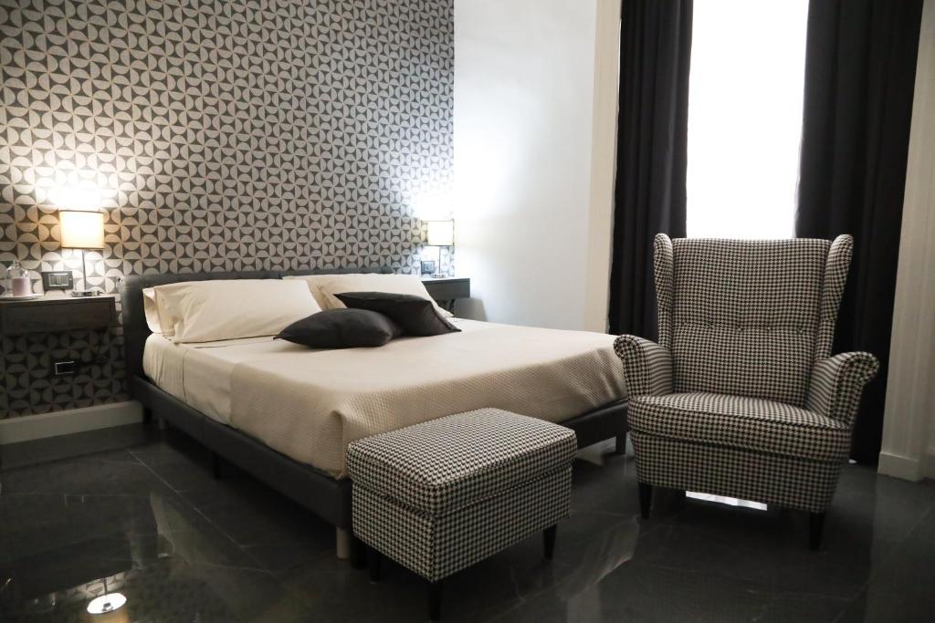 una camera con letto e sedia di Agathae Dreams a Catania