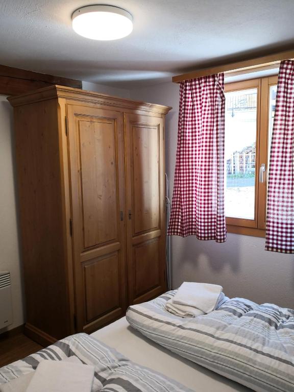 Łóżko lub łóżka w pokoju w obiekcie Chalet Valaisia