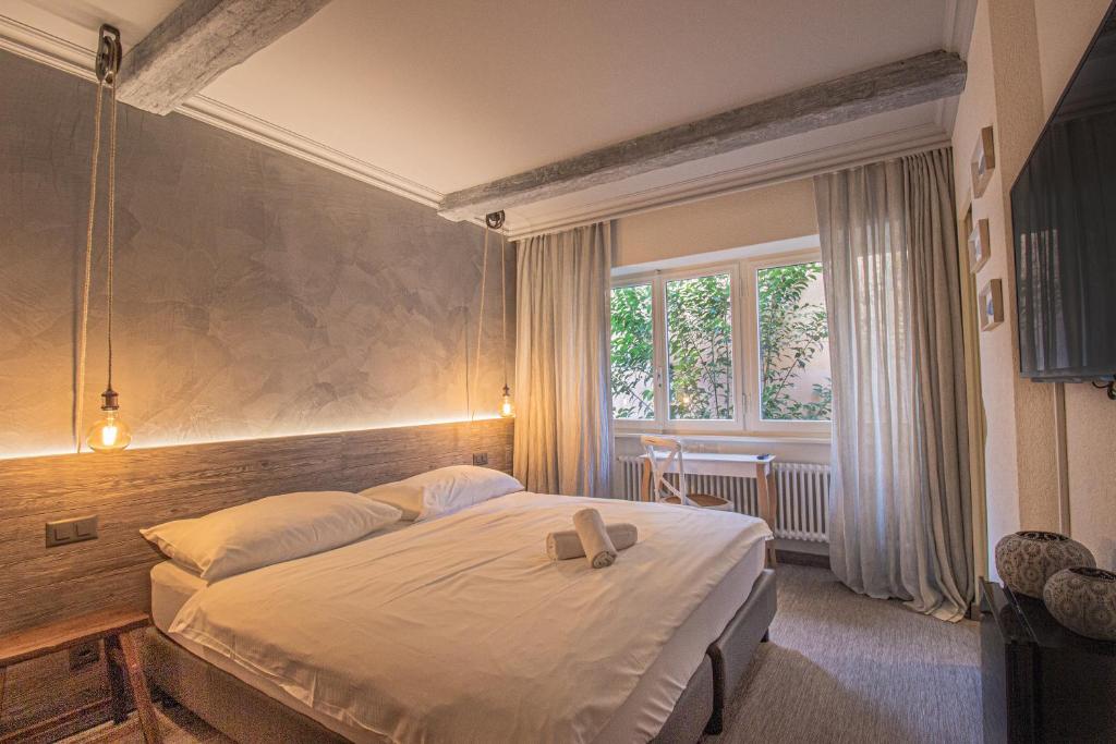Postel nebo postele na pokoji v ubytování Seven Boutique Hotel