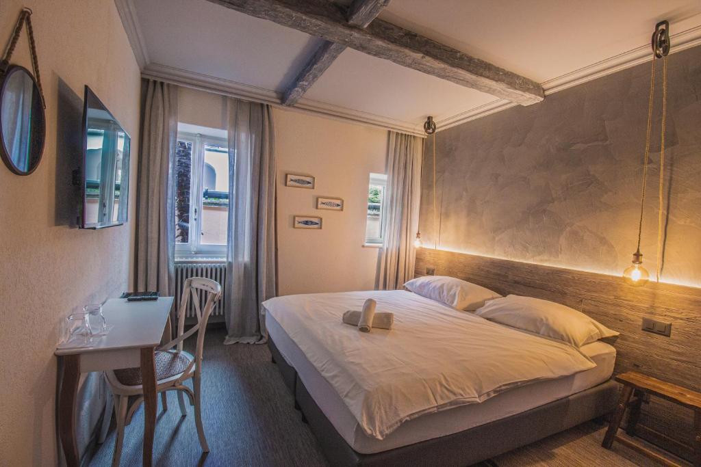 Postel nebo postele na pokoji v ubytování Seven Boutique Hotel