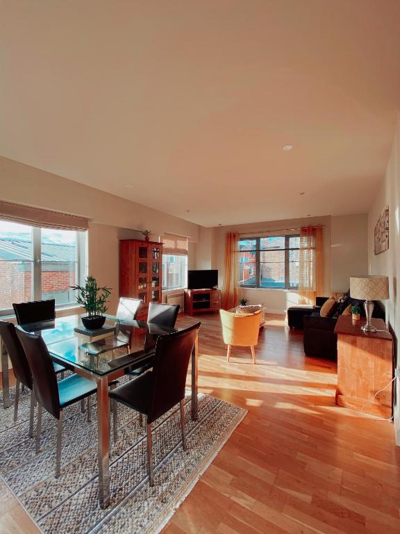 ein Wohnzimmer mit einem Glastisch und Stühlen in der Unterkunft Apartment 11 Popeshead Court in York