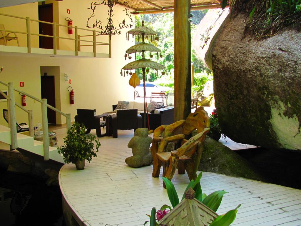 a room with two teddy bears sitting on a table at Hotel Itapemar - Ilhabela in Ilhabela