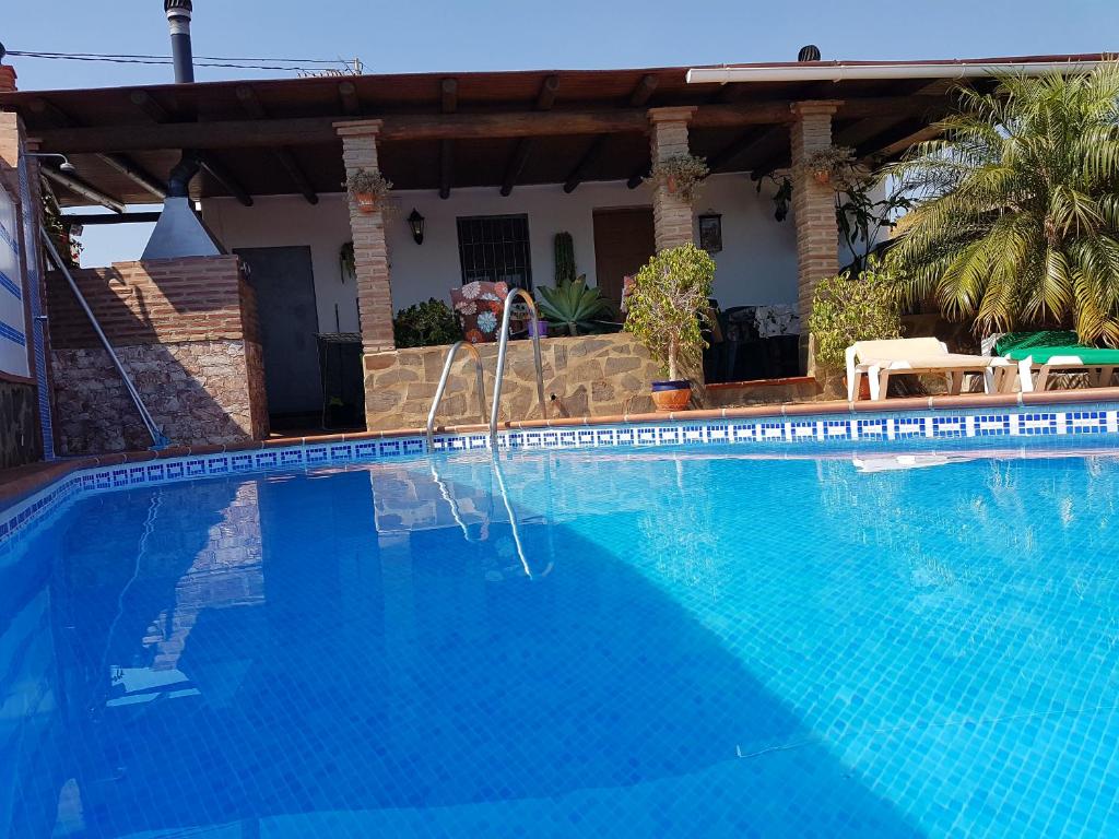 Bazén v ubytování Cortijo Porroncico nebo v jeho okolí