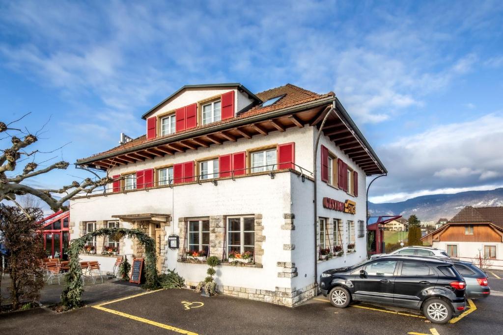 un coche negro estacionado frente a un edificio en Gasthof Enge Self Check-In Hotel, en Solothurn