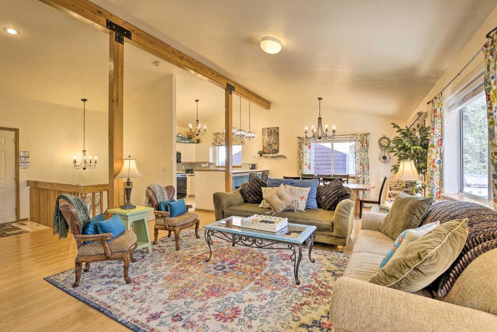 Χώρος καθιστικού στο Homey Dog-Friendly Retreat with Deck in Dtwn Frisco!