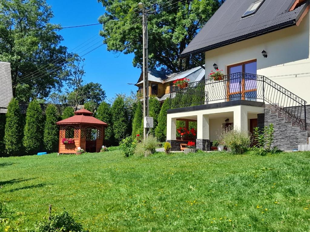 una casa con cenador en un patio en Agroturystyka Pokoje u Zosi en Odrowąż