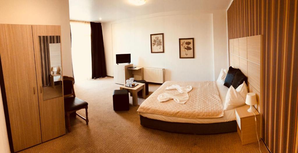 Postel nebo postele na pokoji v ubytování Hotel Mon Caprice
