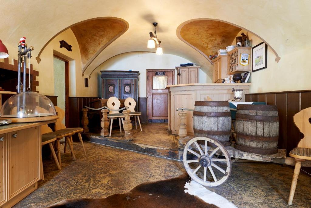 a kitchen with an old wagon in the middle of a room at Hotelchen Döllacher Dorfwirtshaus in Großkirchheim