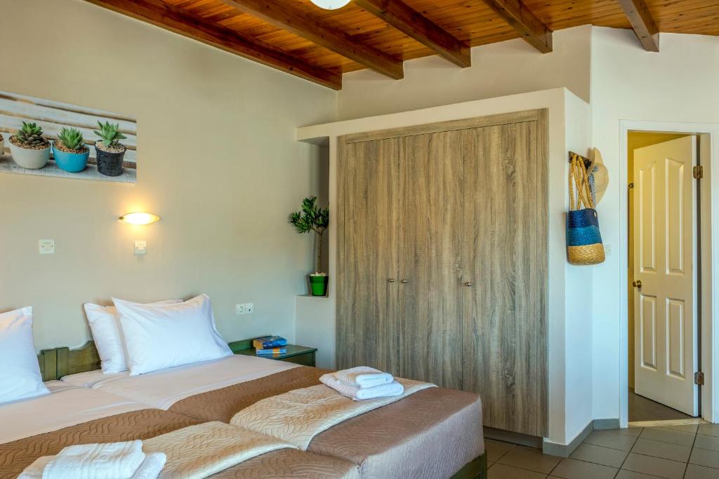 Posteľ alebo postele v izbe v ubytovaní Theos Village Apartments