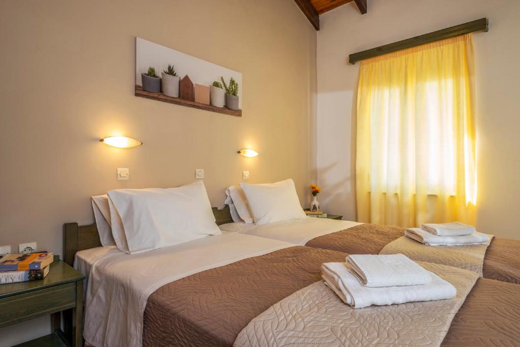 Posteľ alebo postele v izbe v ubytovaní Theos Village Apartments