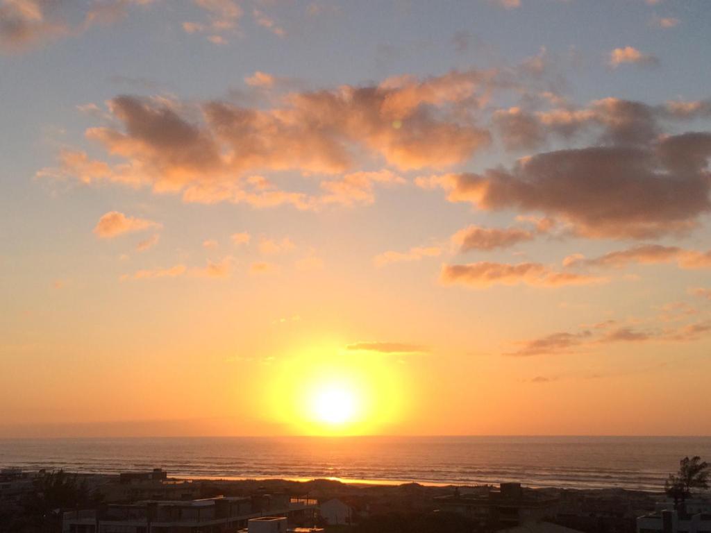 een zonsondergang vanaf het balkon van een gebouw bij VISTA ESPETACULAR in Torres