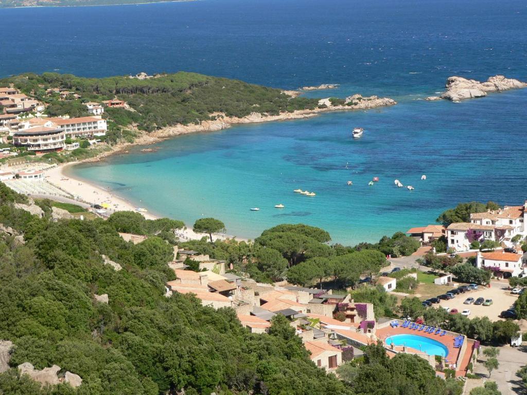 vista su una spiaggia con persone che nuotano in acqua di Hotel Olimpia a Baja Sardinia