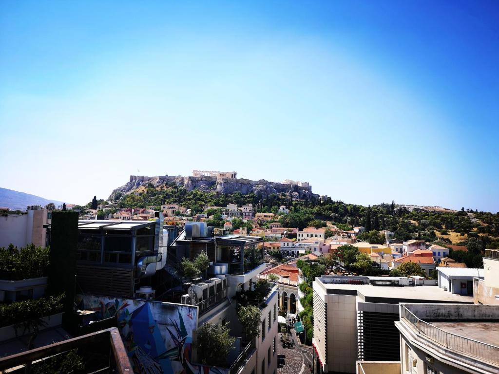アテネにあるDreamin Athens - Monastiraki Apartmentsの山を背景とした市街の景色