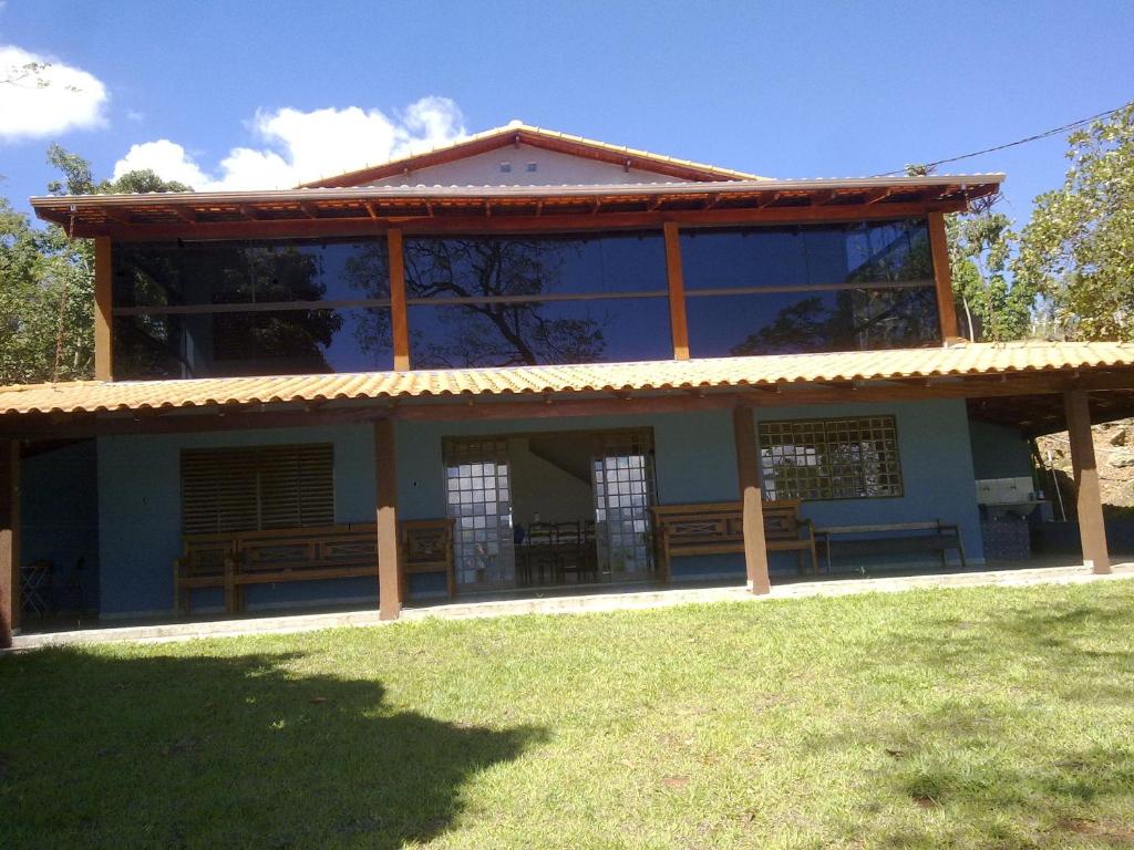 a house with a lot of windows on a yard at RANCHO SAPUCAÍ in Passos