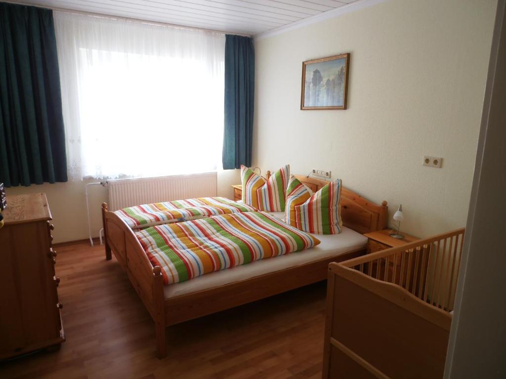 Schlafzimmer mit einem Bett und einem Fenster in der Unterkunft Ferienhof Hering in Hinterhermsdorf