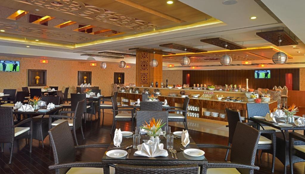 Restaurace v ubytování Fortune Select Grand Ridge, Tirupati - Member ITC Hotels' Group