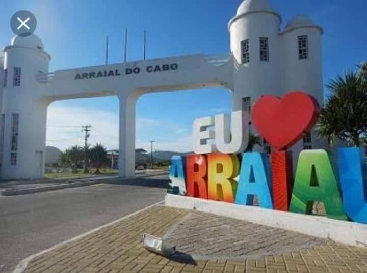 ein Gebäude mit einem Schild, auf dem steht: in der Unterkunft Casa paraíso 2 in Arraial do Cabo