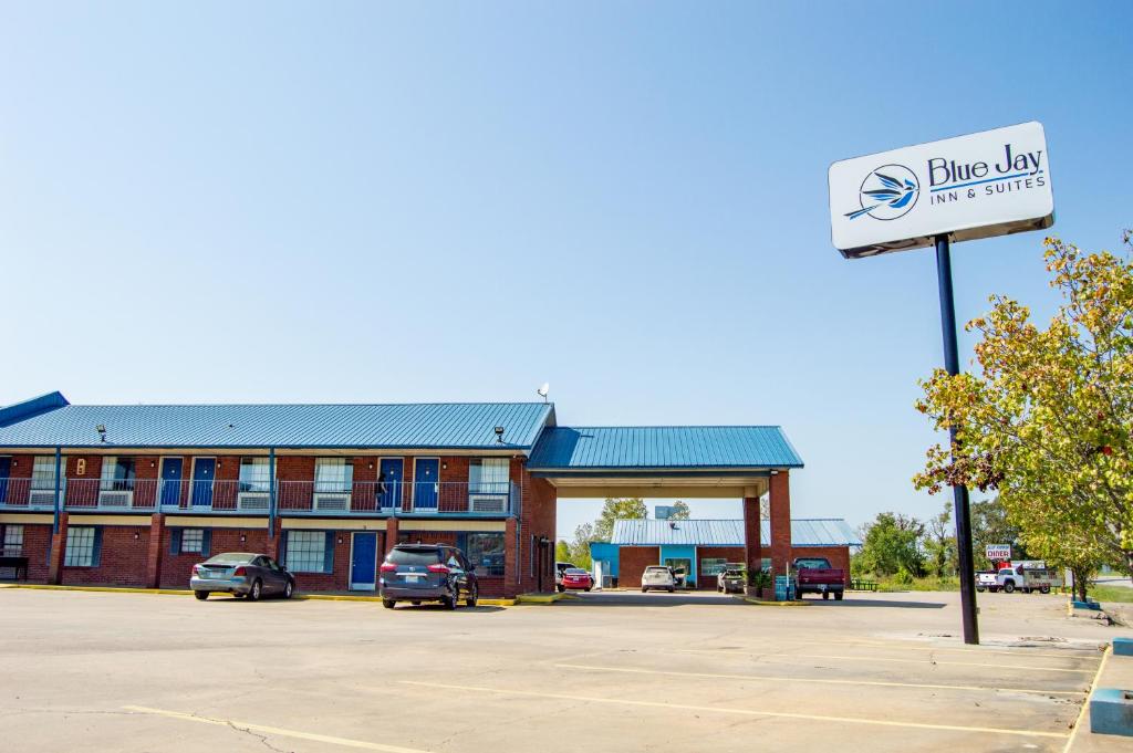 un panneau indiquant une auberge et des suites bleues au bord du lac dans l'établissement Blue Jay Inn & Suites, à Sallisaw