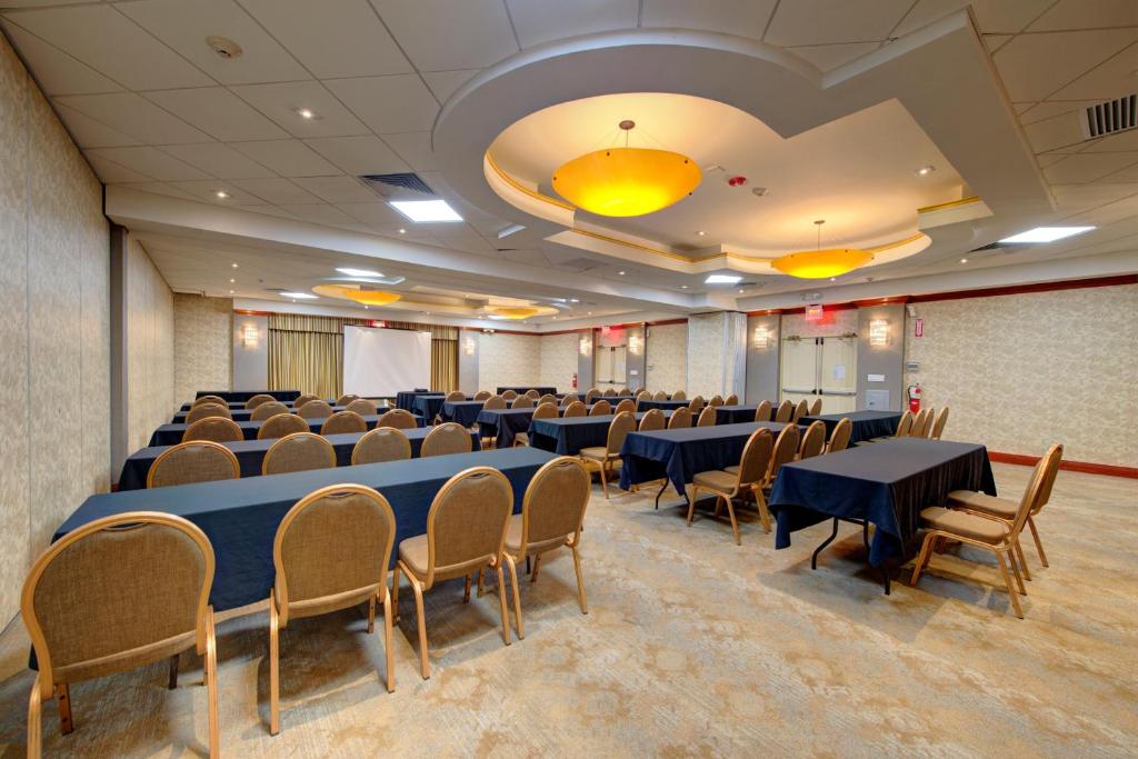 Posezení v ubytování Holiday Inn Plainview-Long Island by IHG