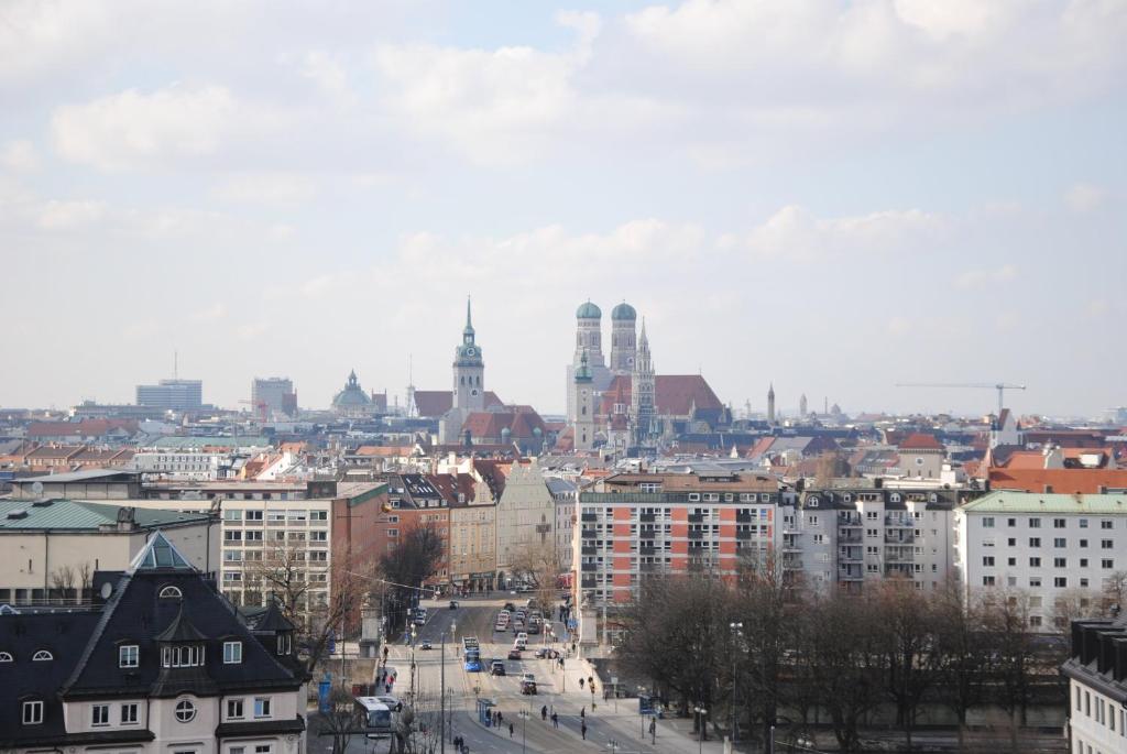 uma vista para uma cidade com edifícios ao fundo em Holiday Inn Munich City Centre, an IHG Hotel em Munique