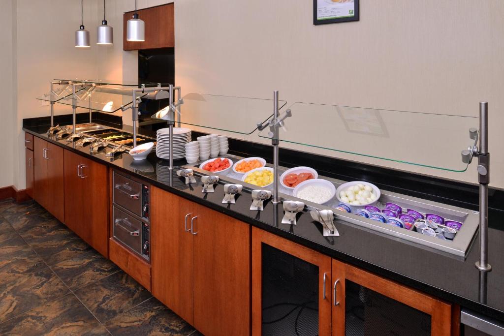 Holiday Inn Madison at The American Center by IHG photo
