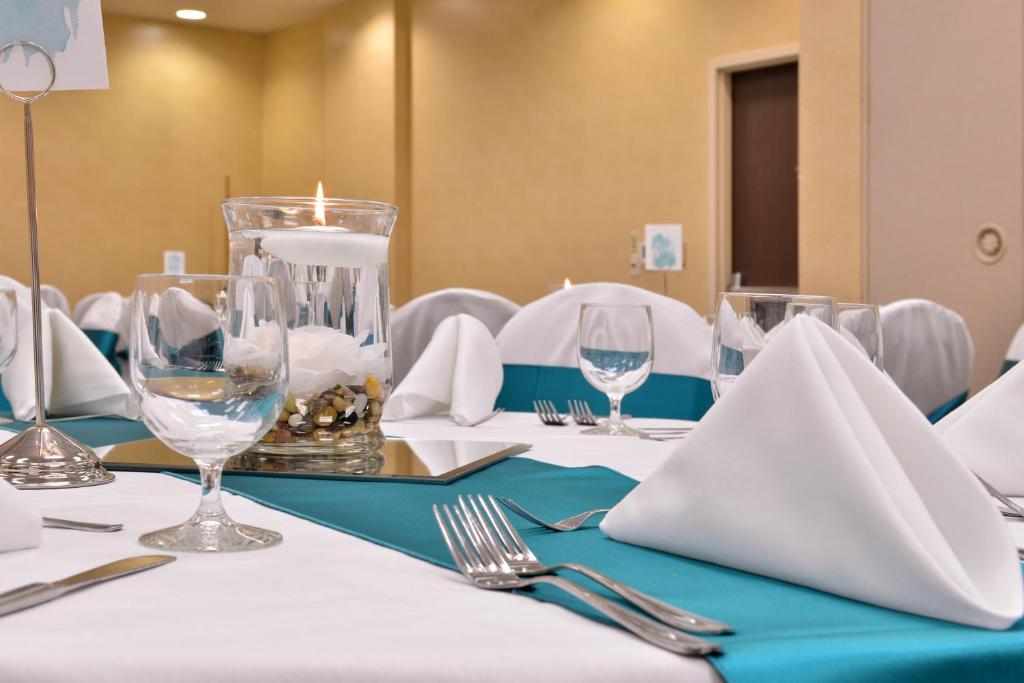 Holiday Inn Madison at The American Center by IHG photo