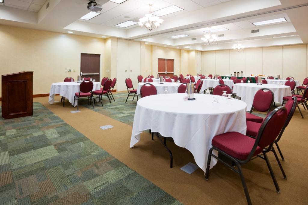 Holiday Inn Madison at The American Center by IHG photo