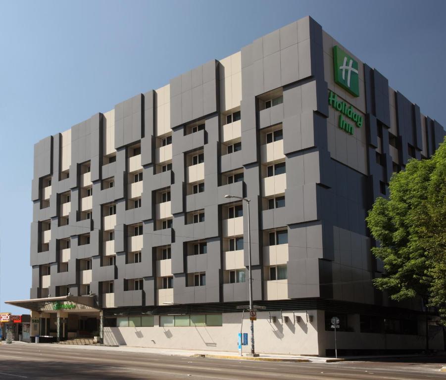 un edificio de oficinas con un letrero verde. en Holiday Inn Mexico City - Trade Center, an IHG Hotel, en Ciudad de México