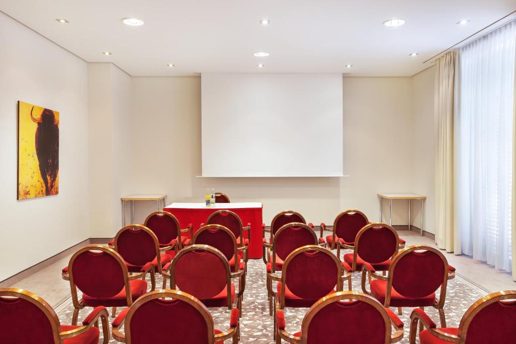 Holiday Inn Nürnberg City Centre by IHG - Resim 33