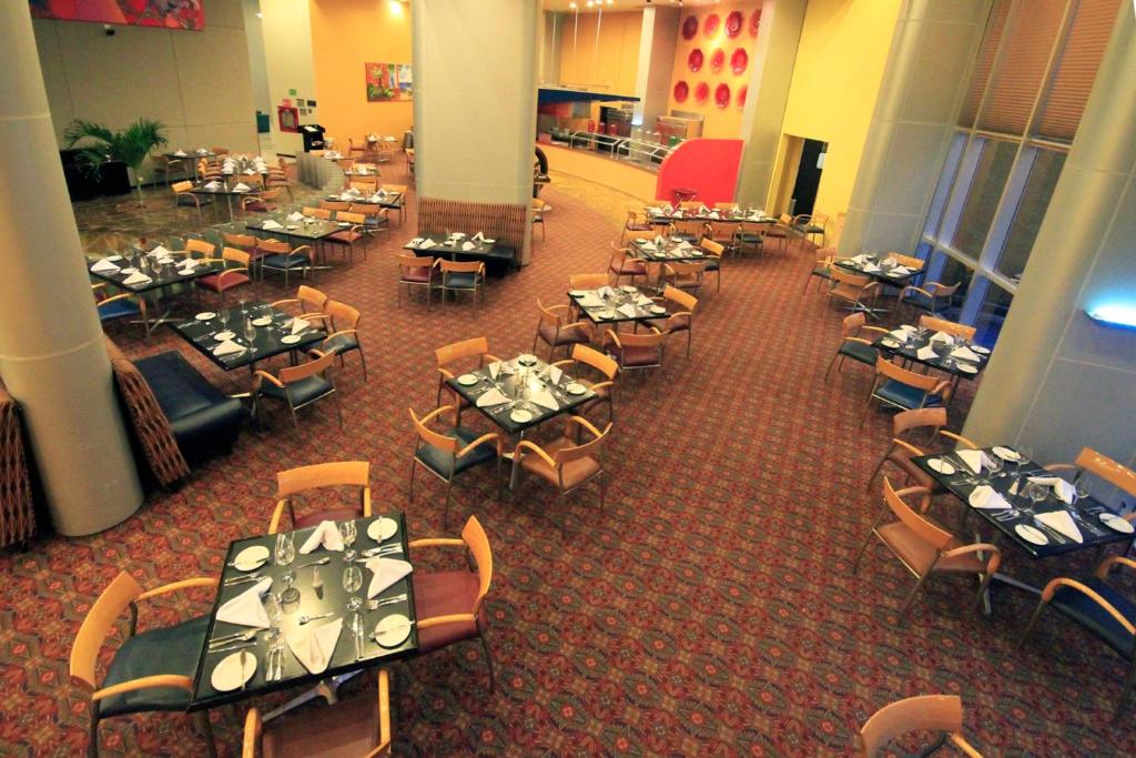 an overhead view of a dining room with tables and chairs at Holiday Inn Monterrey-Parque Fundidora by IHG in Monterrey