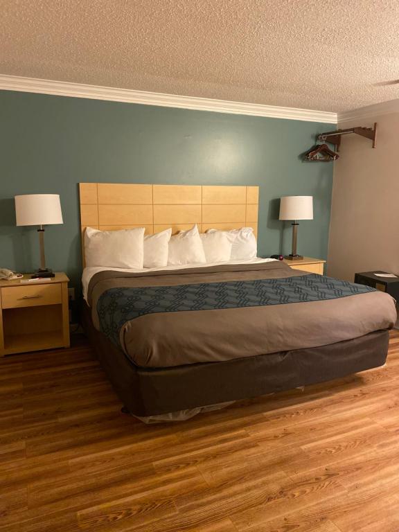 Voodi või voodid majutusasutuse Econo Lodge at the Falls North toas